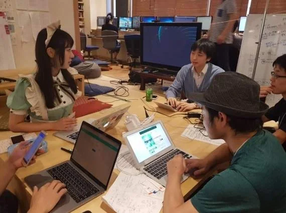 日本开设能和女仆一起学编程的学校！主人~你这有bug？｜高清图片集