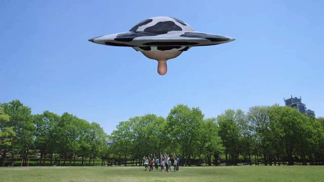 日本牛奶广告再次引发争议，乳牛星人从天大量喷射！｜高清图片集
