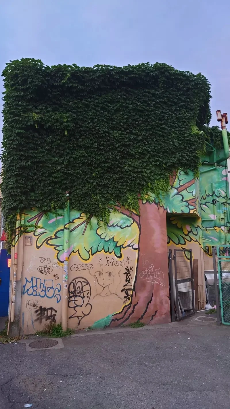《孤獨搖滾》下北澤聖地繪畫牆即將拆除 粉絲們把握機會去看最後一眼｜高清图片集