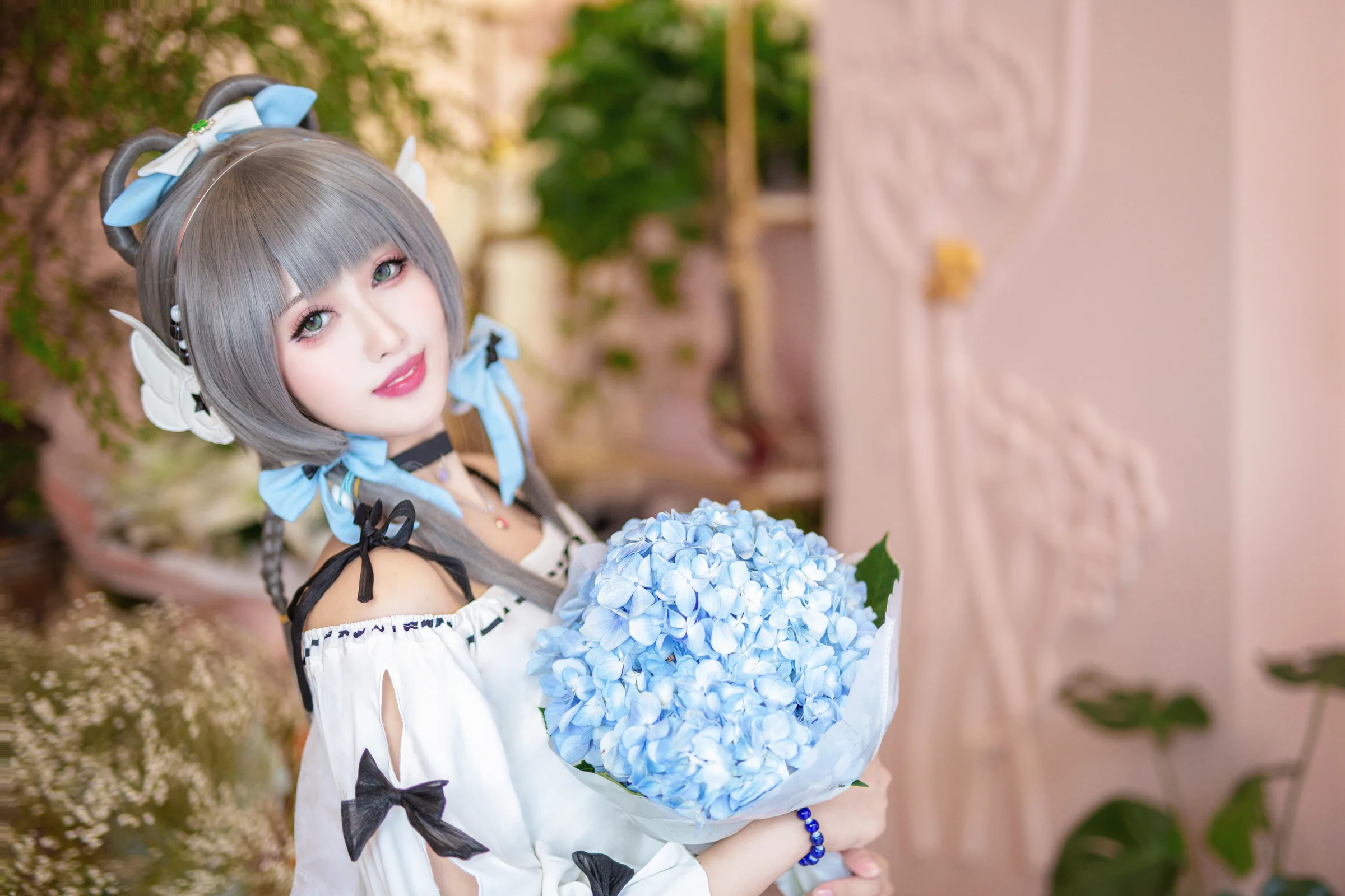 现在居然还能看到v4洛天依的COS写真！
