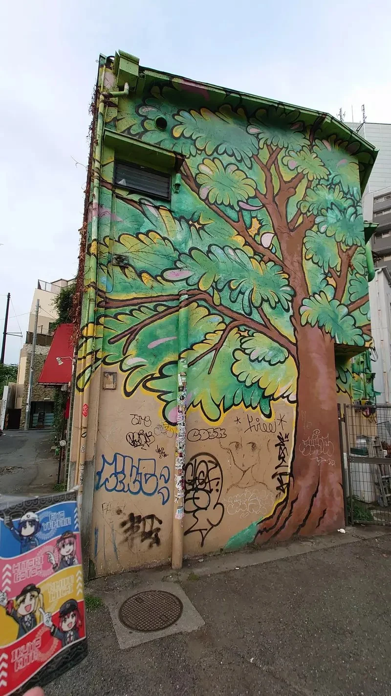 《孤獨搖滾》下北澤聖地繪畫牆即將拆除 粉絲們把握機會去看最後一眼｜高清图片集