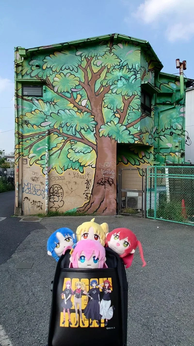 《孤獨搖滾》下北澤聖地繪畫牆即將拆除 粉絲們把握機會去看最後一眼｜高清图片集