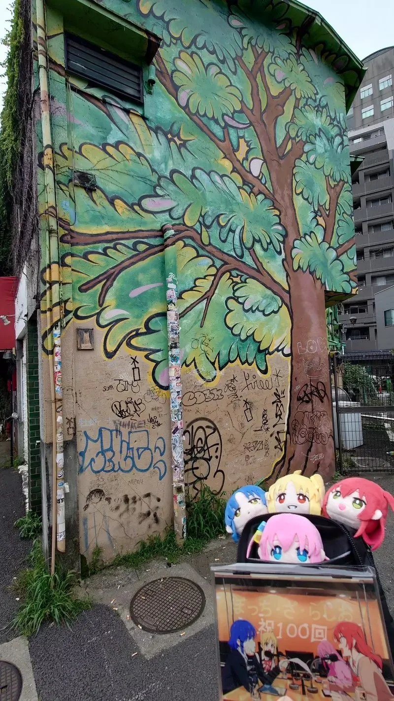《孤獨搖滾》下北澤聖地繪畫牆即將拆除 粉絲們把握機會去看最後一眼｜高清图片集