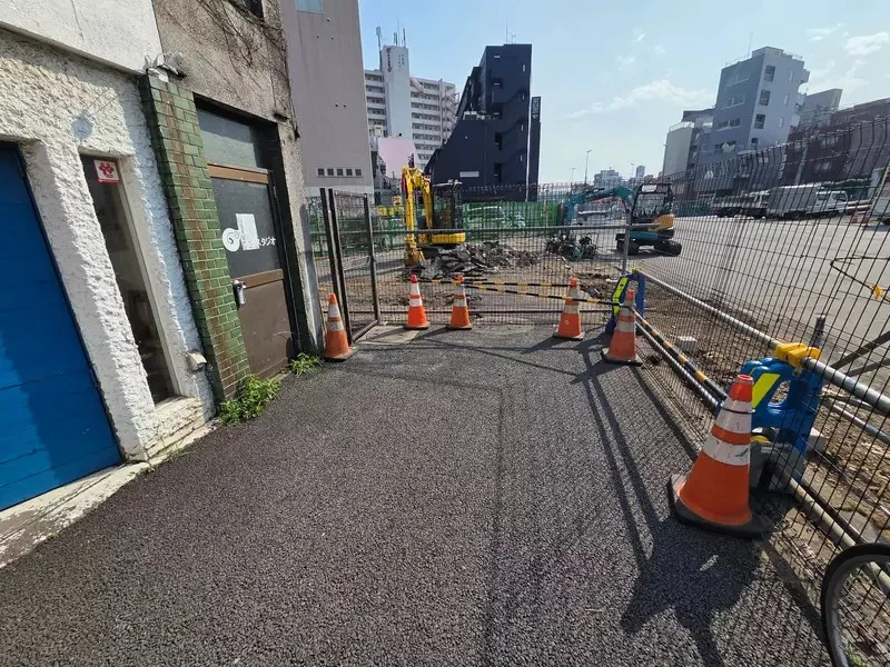 《孤獨搖滾》下北澤聖地繪畫牆即將拆除 粉絲們把握機會去看最後一眼｜高清图片集