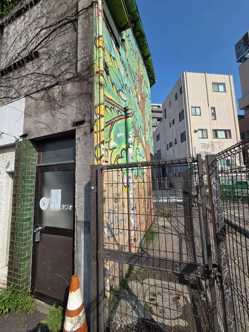 《孤獨搖滾》下北澤聖地繪畫牆即將拆除 粉絲們把握機會去看最後一眼｜高清图片集