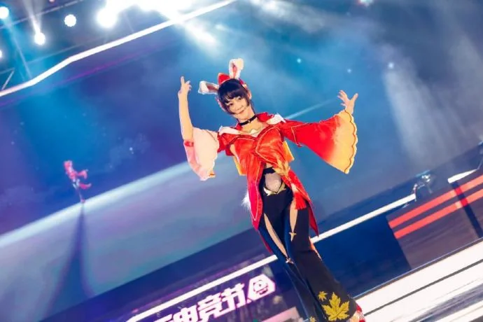 虎牙EAF次元电竞节第2日大放送：超人气唱见舞见嗨翻全场｜高清图片集