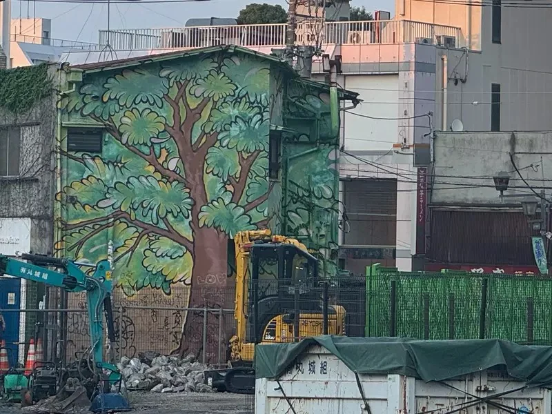 《孤獨搖滾》下北澤聖地繪畫牆即將拆除 粉絲們把握機會去看最後一眼｜高清图片集