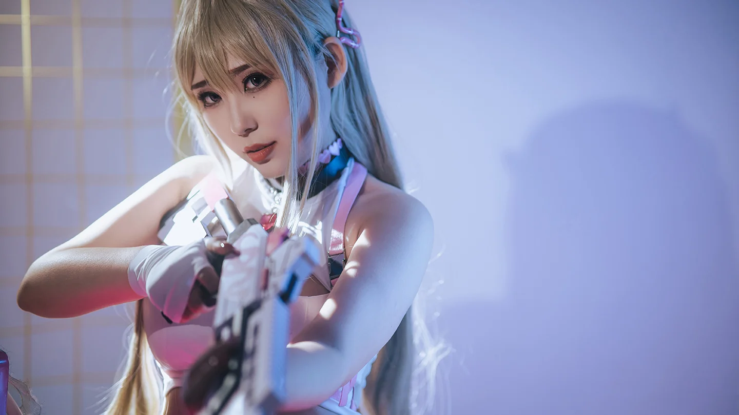 《胜利女神:妮姬》毒蛇COS写真