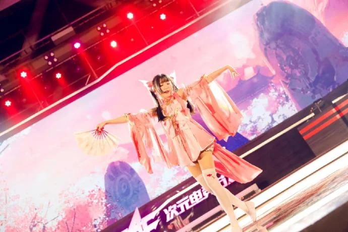 虎牙EAF次元电竞节第2日大放送：超人气唱见舞见嗨翻全场｜高清图片集